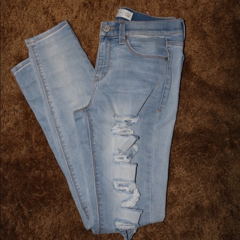 Low-rise skinny ripped jeans
